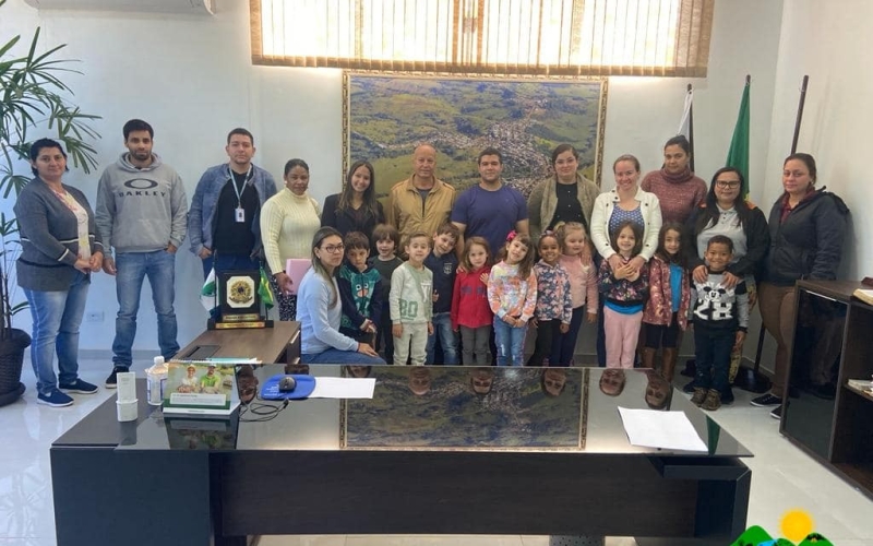 PREFEITO BRANCO recebeu em seu Gabinete as Professoras do CMEI junto com seus Alunos do Pre-1