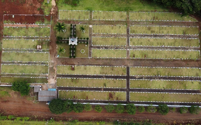 Limpeza do Cemitério Municipal São João Batista.