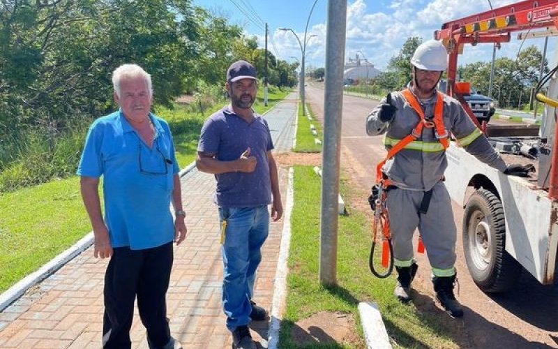 Troca das Lâmpadas queimadas na Entrada da Cidade e na Praça Central.