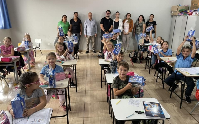 Entrega de Caixas de Chocolates para os Alunos