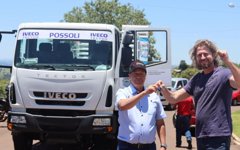 Dep. Zeca Dirceu EFETUOU a ENTREGA de 1(Um) CAMINHÃO PRANCHA MODELO IVECO 0KM ao Município de ALTAMIRA DO PARANÁ