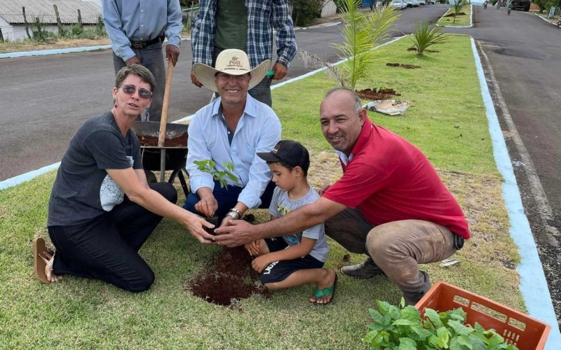 Plantando Mudas de IPÊS na Avenida Francisco Barbosa Diniz