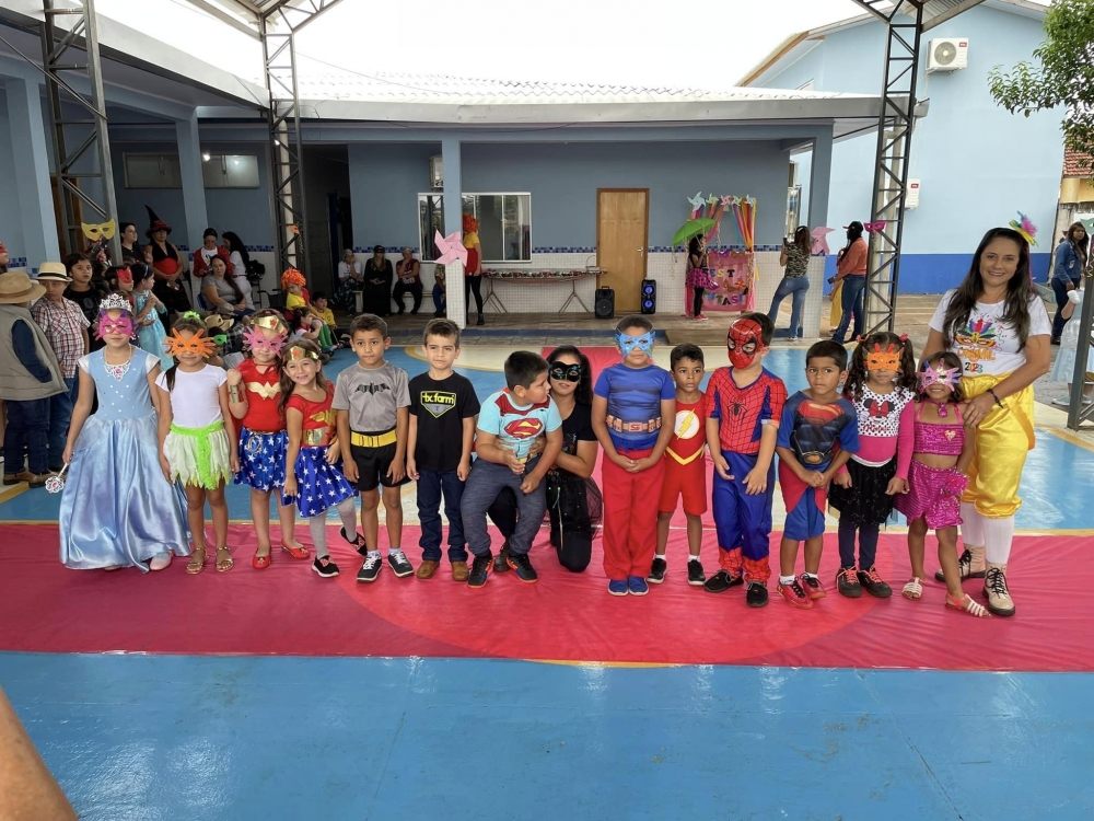 A Escola Municipal Dr. Augustinho Kauling realizou hoje, 17 de fevereiro, um desfile com o tema Festa à Fantasia no perí
