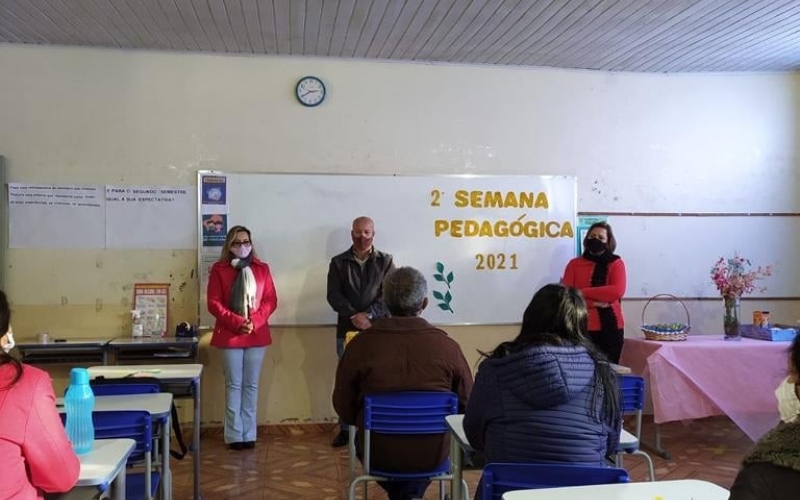O Prefeito Municipal José Etevaldo de Oliveira acompanhou a abertura da 2º semana pedagógica da Escola Municipal Dr. Aug