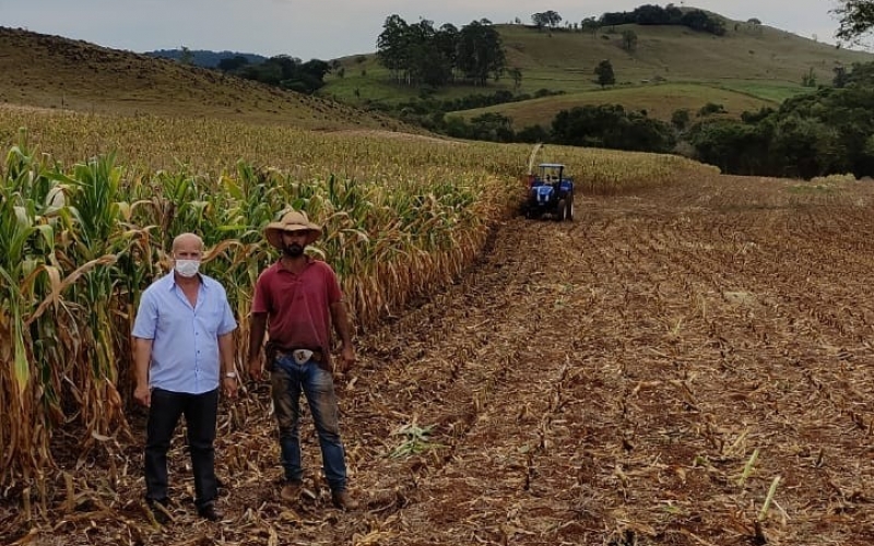  PREFEITO BRANCO junto com SECRETÁRIO DE AGRICULTURA, MEIO AMBIENTE E RECURSOS HÍDRICOS estiveram ACOMPANHANDO a COLHEIT